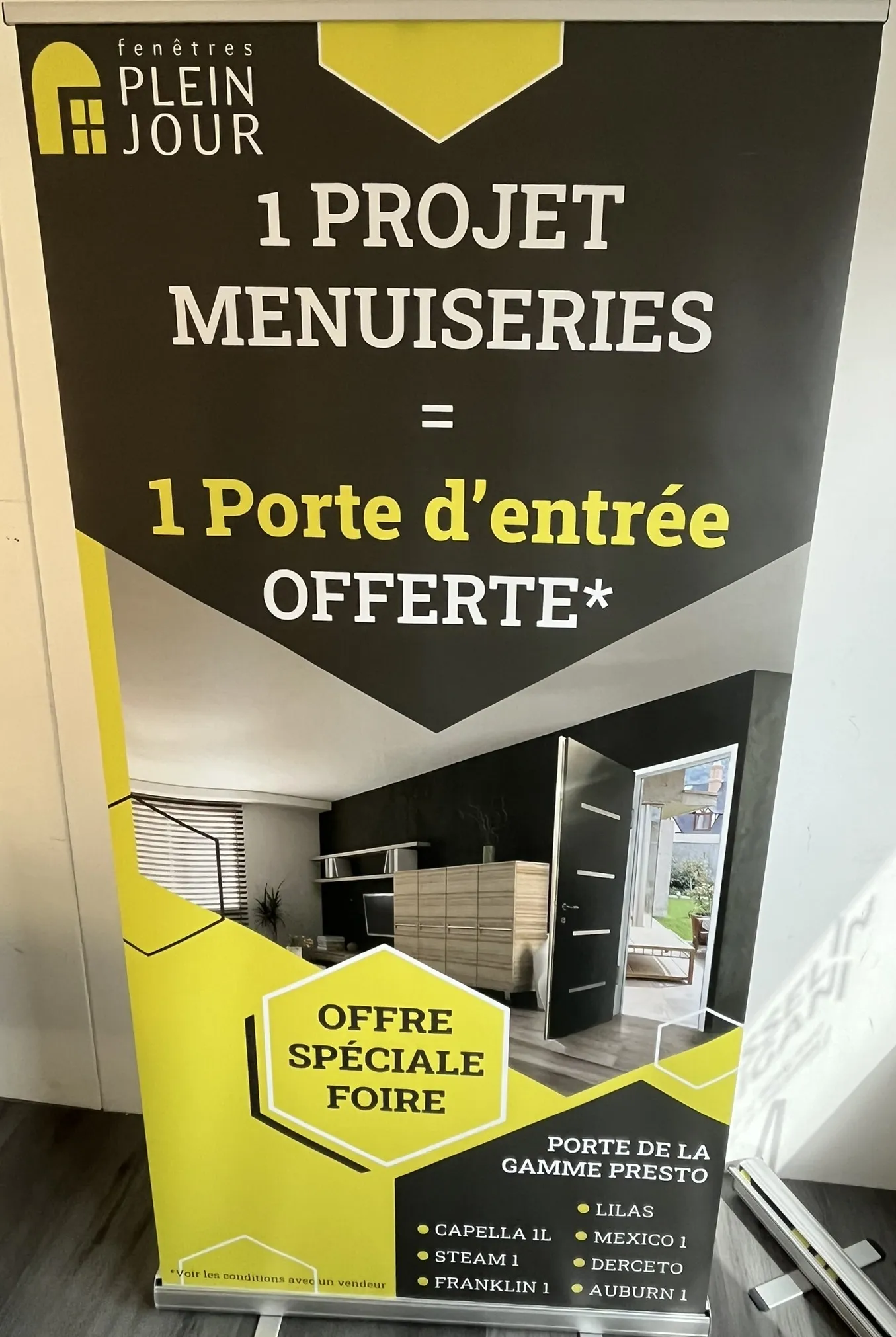 1 projet menuiseries = 1 porte d’entrée offerte — roll-up (studio)