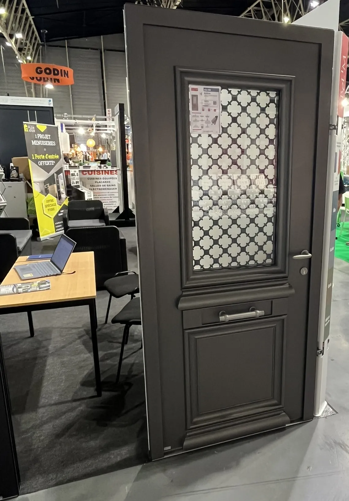 Porte vitrée motif sur le stand FPJ